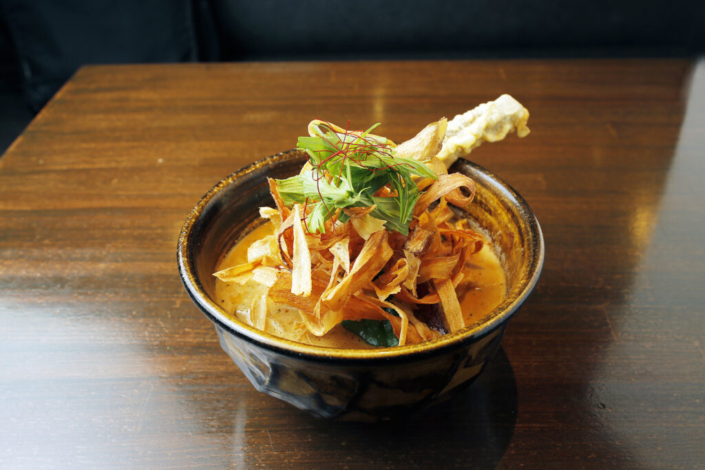 鶏団子とパリパリ揚げゴボウのカリー